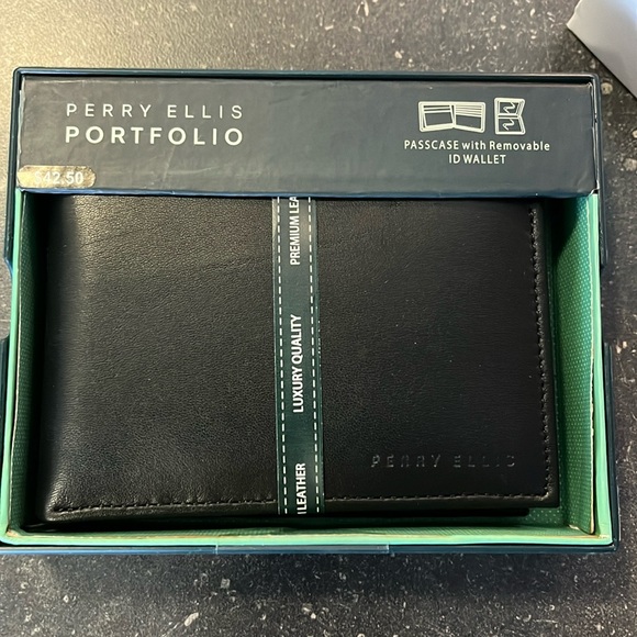 Perry Ellis Portfolio wallet with removable id sleeve in black leather. - Picture 1 of 5